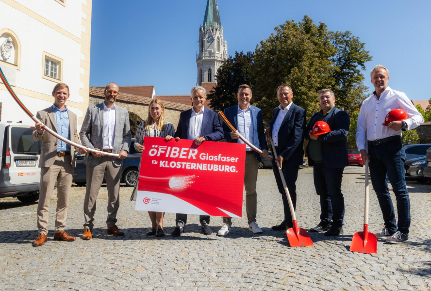 Bild v.l.: Christopher Tomasek (Baufirma Leyrer + Graf), Alexander Ried (Baufirma Kaim Bau), Oona Rys (öGIG Projektleiterin), Alfred Pufitsch (CEO öGIG), Bürgermeister Christoph Kaufmann, Hartwig Tauber (öGIG Geschäftsführer), Vasiljevic Radojica (öGIG Rollout Manager) und Jasko Poljakovic (Baufirma mih Fiber) beim symbolischen Spatenstich anlässlich des Glasfaser-Ausbaus in Klosterneuburg.